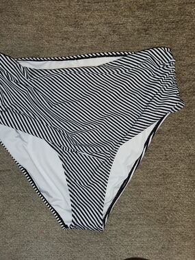 Cupshe Black & White Diagonal Stripe High-Waist Bikini Bottom